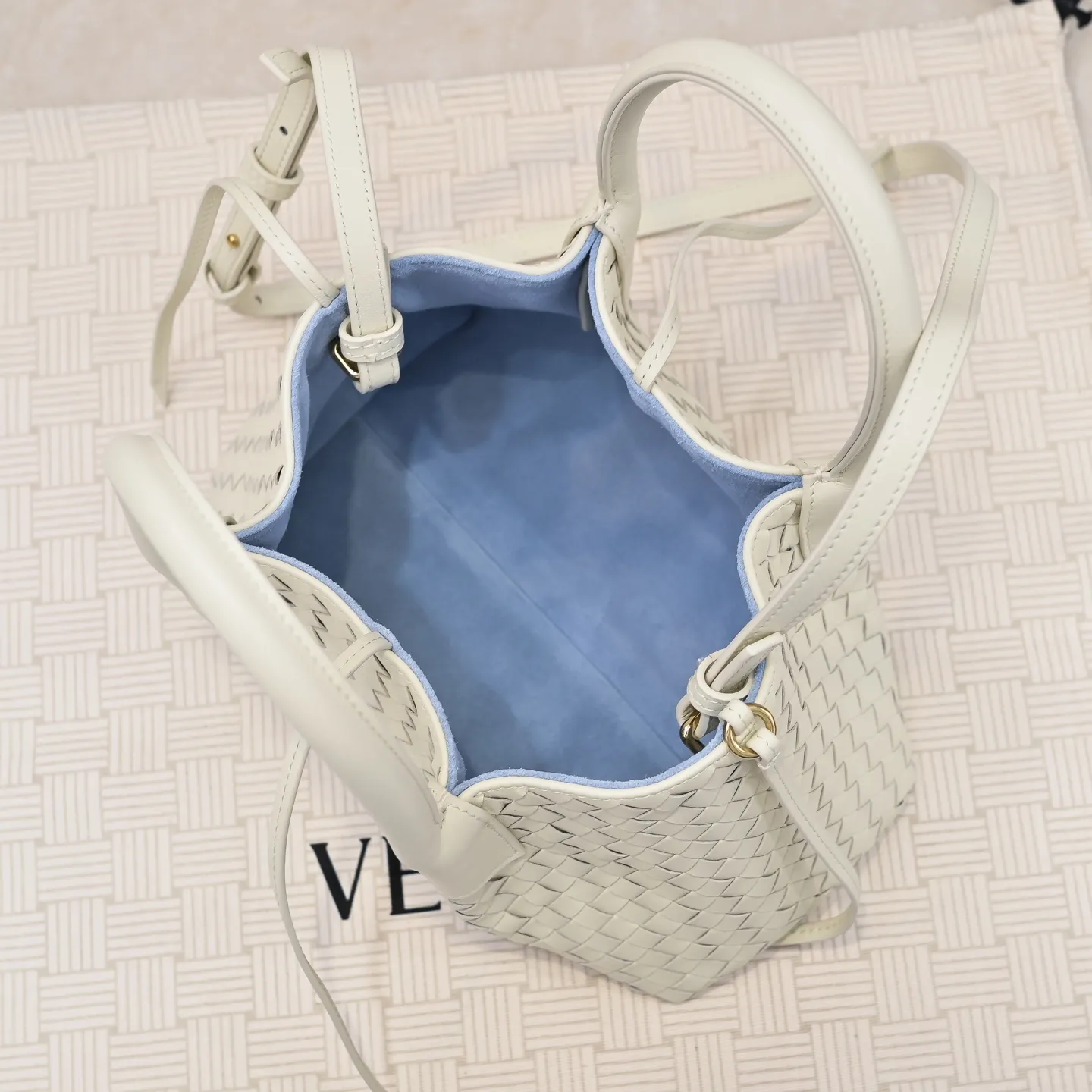 Batch 1760 BOTTEGA VENETA 2025 new product pinacoteca has super soft leather, and the weaving function, practicality and relaxed fashion sense have not fallen behind❤️‍🔥Amway has given sisters a must-have bag when going out. The size of the bag also accurately meets the commuting needs of urban beauties. It can accommodate mobile phones, keys, lipstick, powder, sunscreen, shopping bags...all of it! ! ! 🔥The capacity should not be underestimated~ It does not choose people, clothes, or occasions. With its majestic curved outline, exquisite woven texture, delicate edges and rounded handles, this woven vegetable basket bag truly achieves the goal of "dressing up and being fashionable without getting in the way"~ Are you interested in Jimei? Style number: 9004 Size: 24*15*12cm